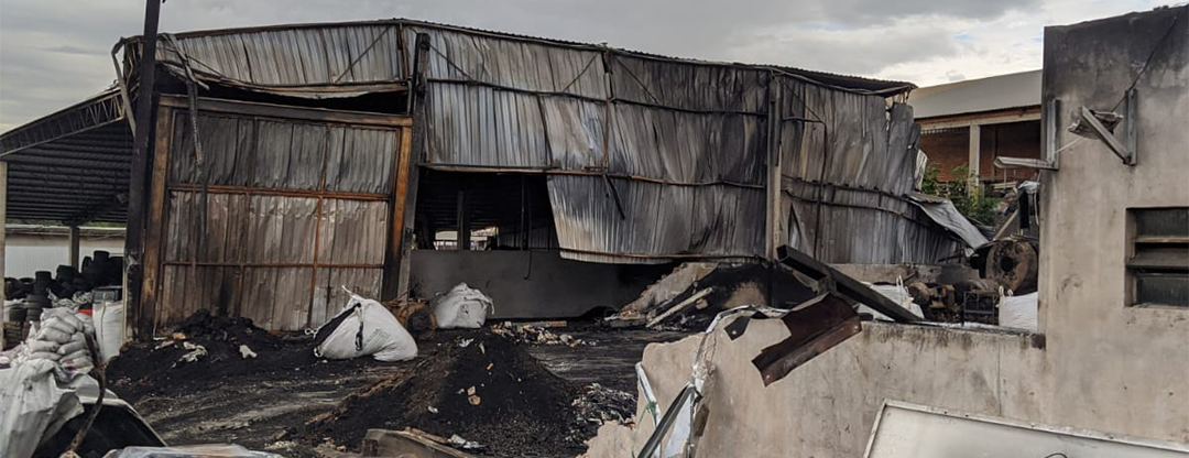 Incêndio destrói parte de empresa de reciclagem de pneus, em Mandaguari 2023